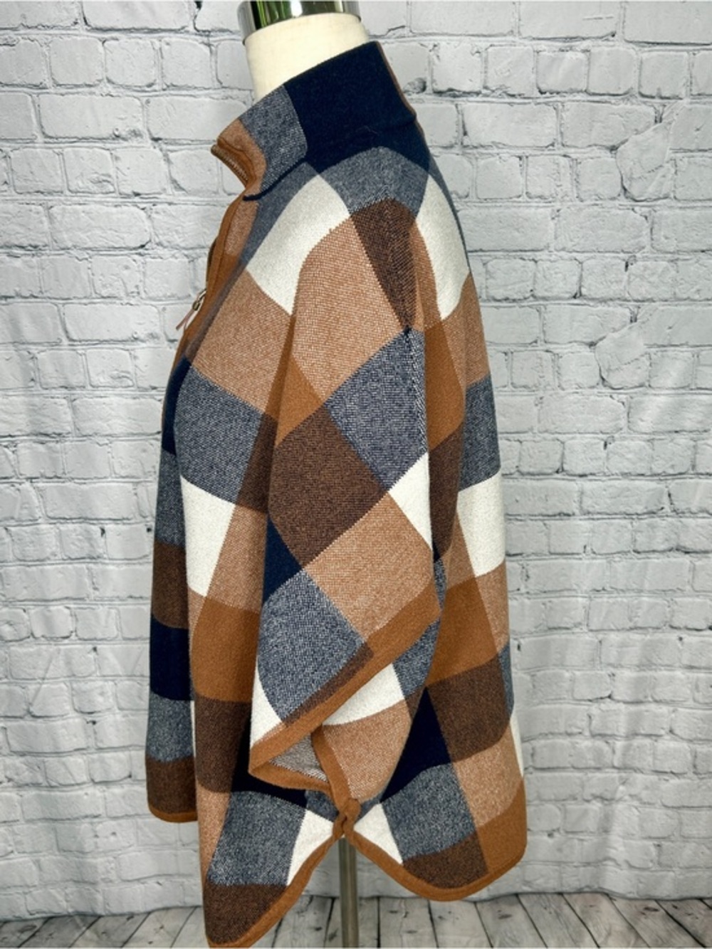 Tahari Women’s Large Plaid Poncho Cape Full Zip Brown Navy Cream Fall - Picture 5 of 9